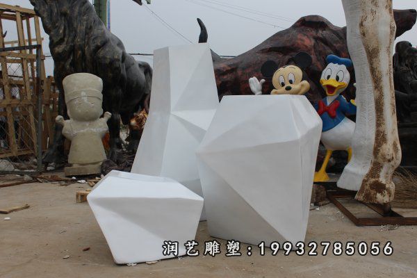 草坪玻璃钢花瓶雕塑