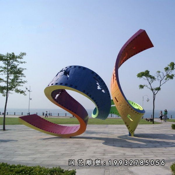 步行街不锈钢胶卷雕塑