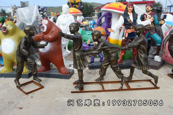 广场老鹰捉小鸡人物铜雕