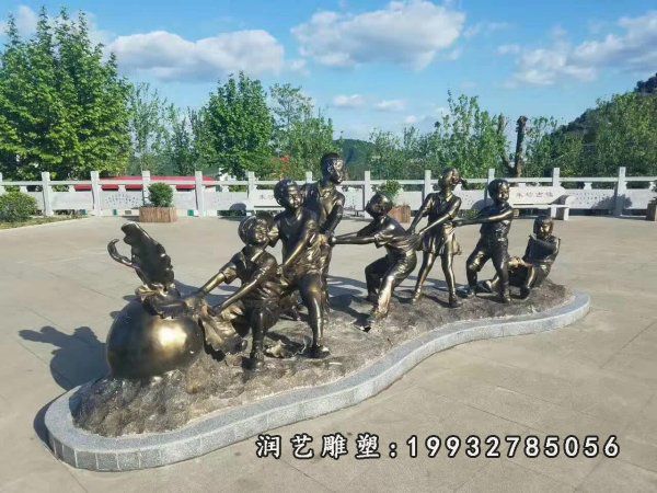 小区拔萝卜铜雕