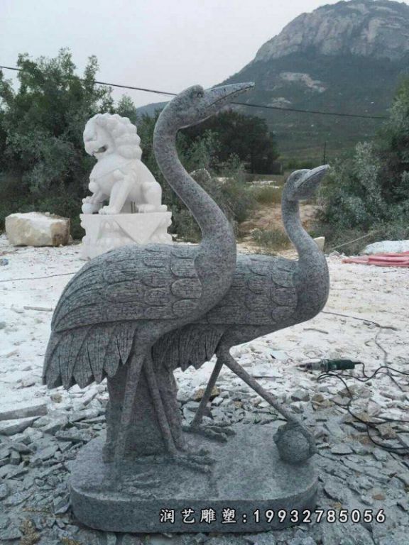 草坪仙鹤动物石雕