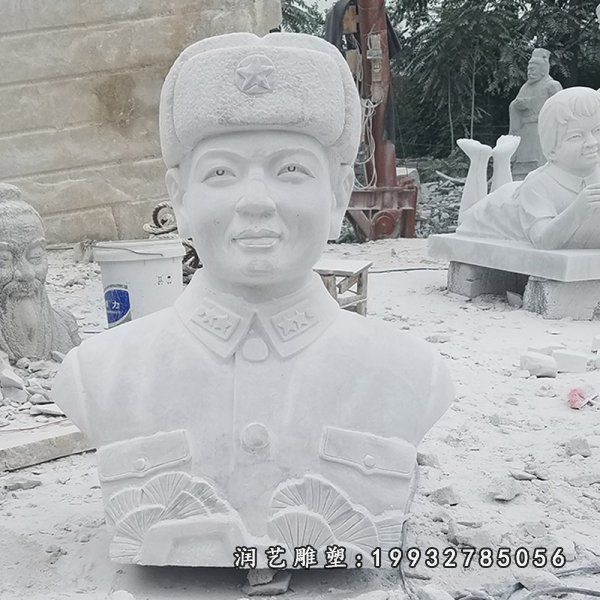 小区雷锋石雕人物