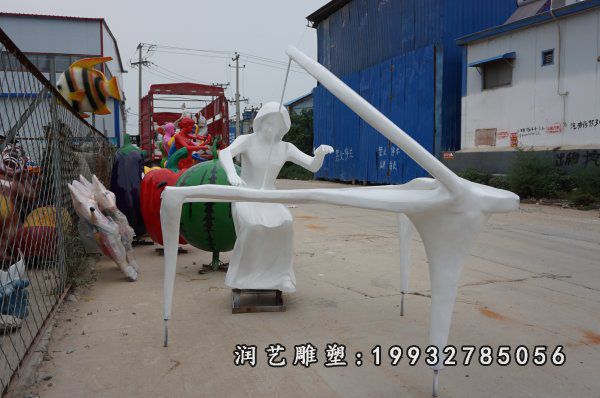 草坪玻璃钢人物弹钢琴雕塑