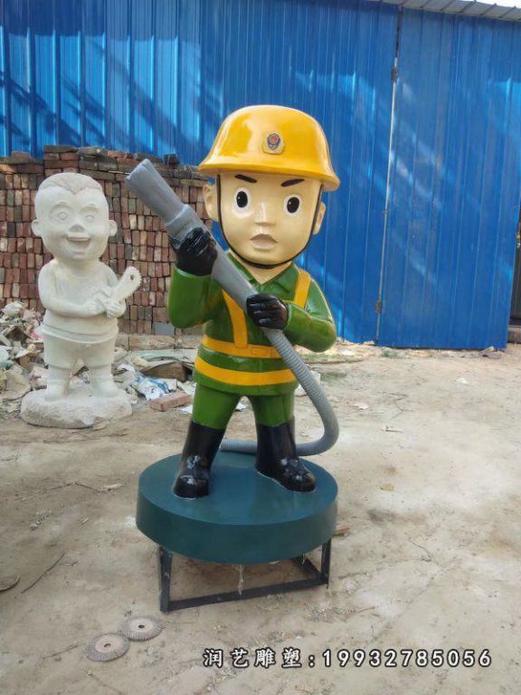 绿地玻璃钢消防员人物雕塑