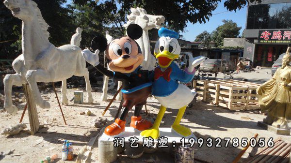 园林玻璃钢唐老鸭卡通雕塑