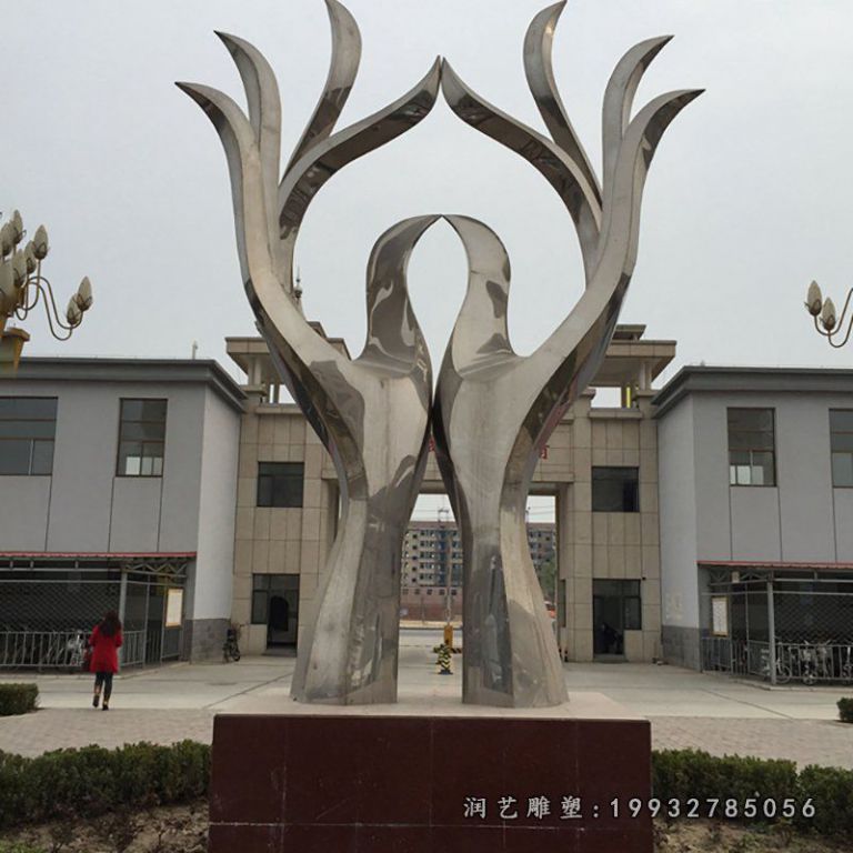 草坪不锈钢手景观雕塑