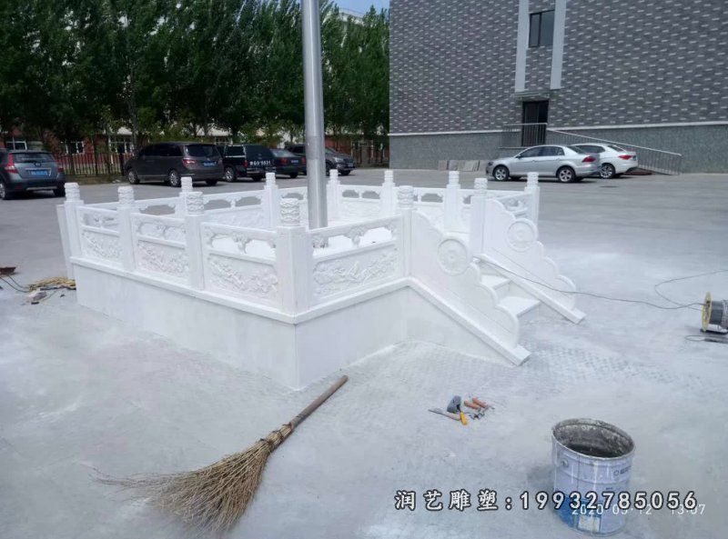 小区汉白玉升旗台景观石雕