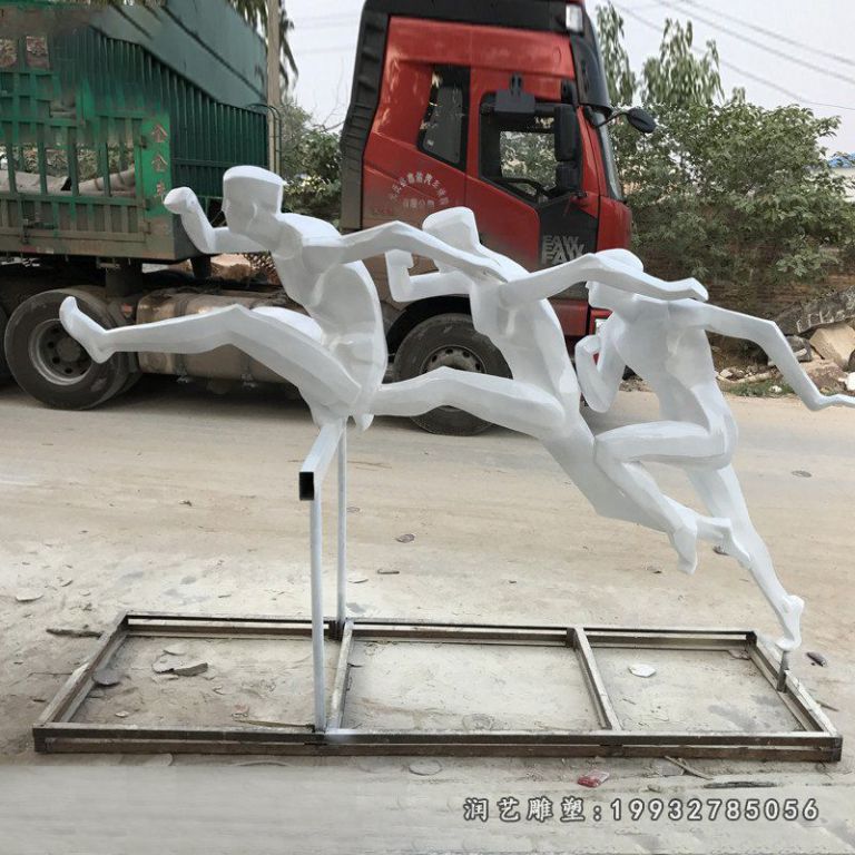广场不锈钢跨栏人物雕塑