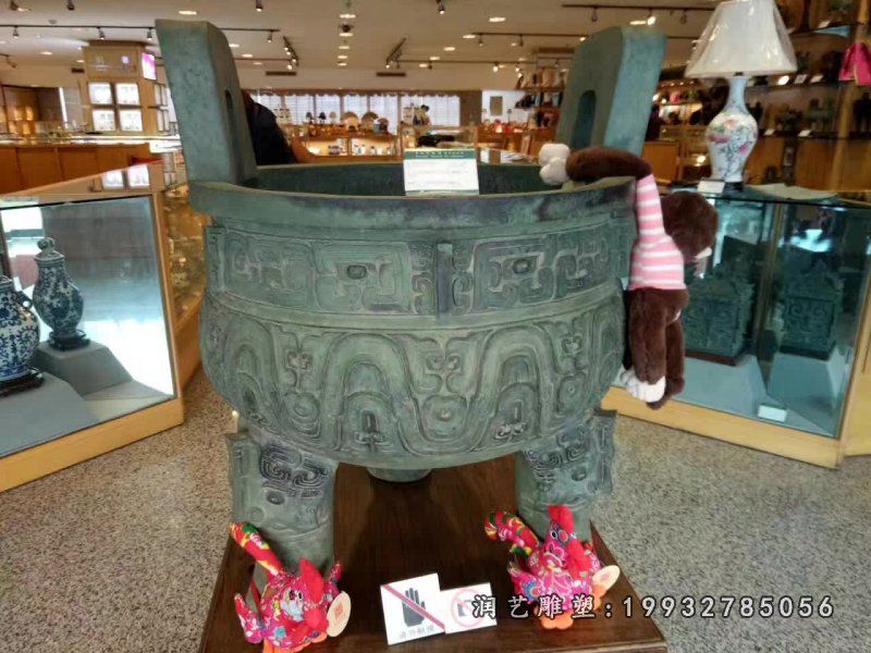 青铜三足鼎雕塑 (1)