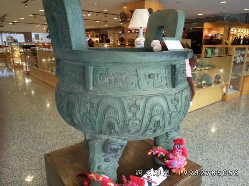 青铜三足鼎雕塑 (2)