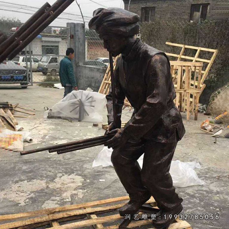 草坪少数民族人物铜雕