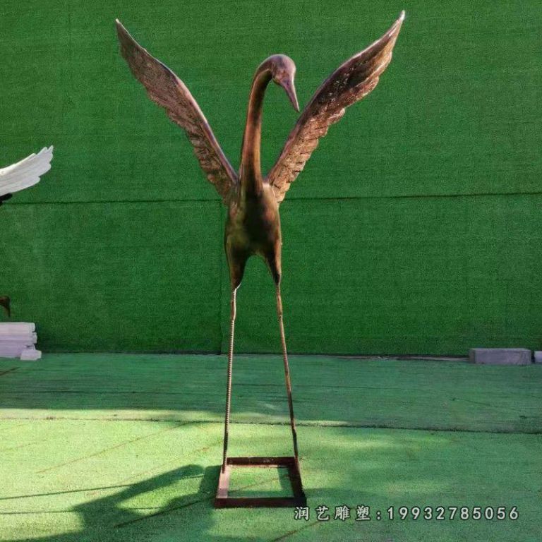 草坪仙鹤动物铜雕