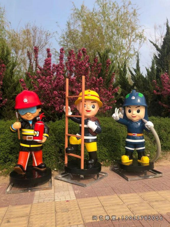 玻璃钢卡通消防员广场雕塑