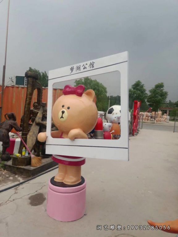 草坪玻璃钢布朗熊雕塑