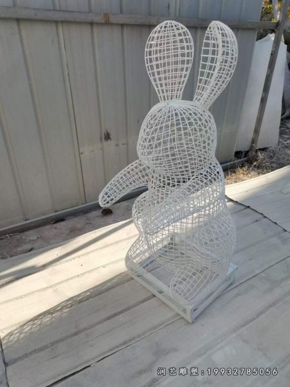 不锈钢镂空兔子草坪雕塑