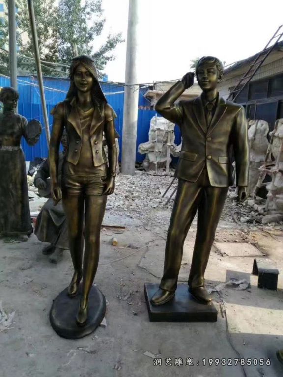 花园人物情侣铜雕